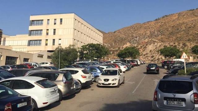 Los vecinos denuncian la falta de espacio para aparcar en el Rafael Méndez.
