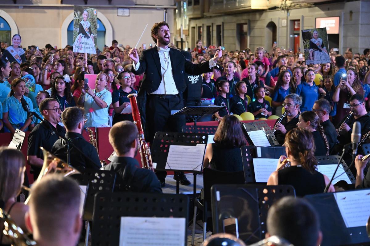 Un momento del acto del pregón en la Plaça Baix con el director Fernando Furones