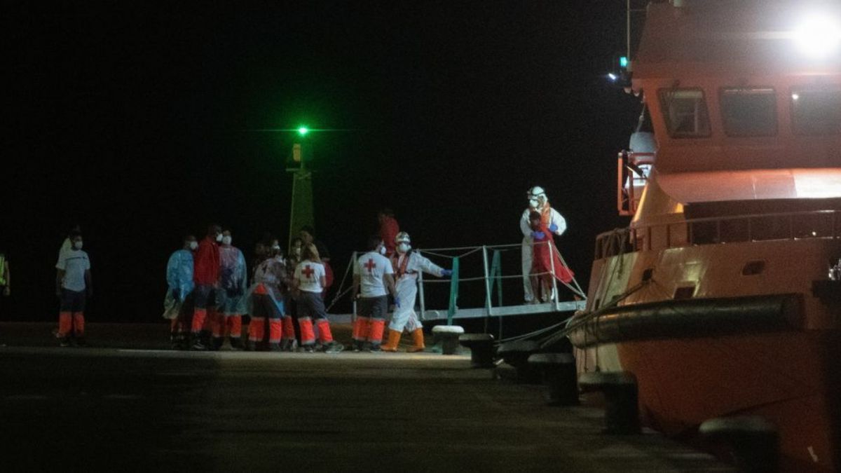 Rescatan en Fuerteventura una neumática con 61 personas, entre ellas 4 niños. Carlos de Saá