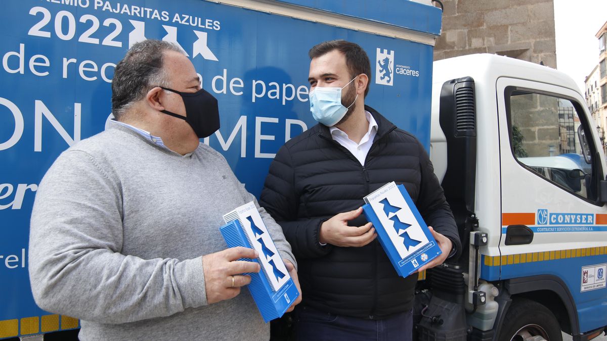 El alcalde recoge el galardón que entregó ayer Aspapel al ayuntamiento.