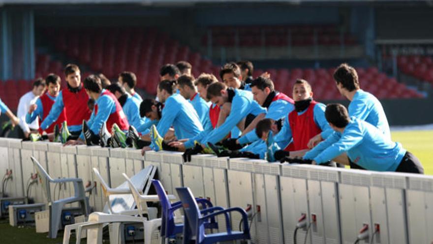 Los célticos estiran sus músculos durante un reciente entrenamiento en el estadio de Balaídos