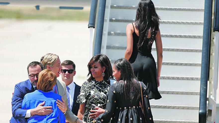 Michelle Obama, ayer, con su hijas, Malia y Sasha.