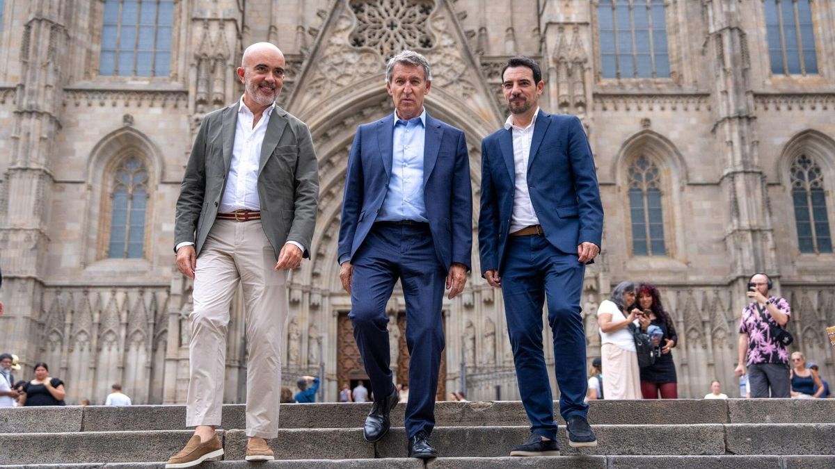 El president del PP, Alberto Núñe Feijóo, después de la reunión para tratar temas de seguridad con el portavoz del PP en el ayuntamiento de Barcelona, Daniel Sirera y el presidente provincial del PP de Barcelona, Manuel Reyes.