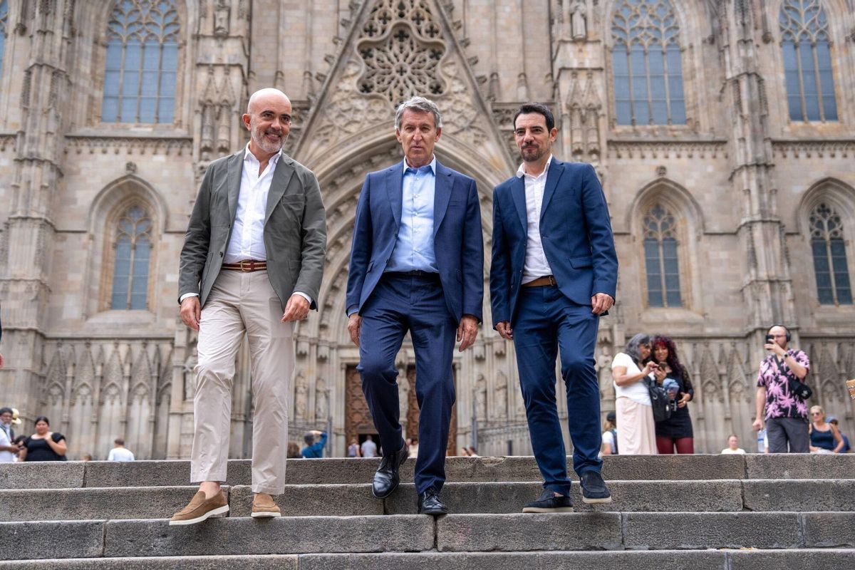 El president del PP, Alberto Núñe Feijóo, después de la reunión para tratar temas de seguridad con el portavoz del PP en el ayuntamiento de Barcelona, Daniel Sirera y el presidente provincial del PP de Barcelona, Manuel Reyes.
