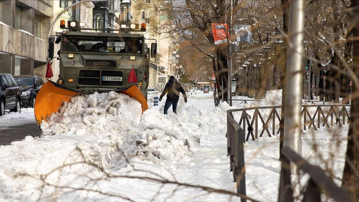 Miembros de la a Unidad Militar de Emergencias (UME) ayudados de una maquina quitanieves trabajan retirando la gran nevada en el Paseo de la Castellana en Madrid  EFE Rodrigo Jimenez