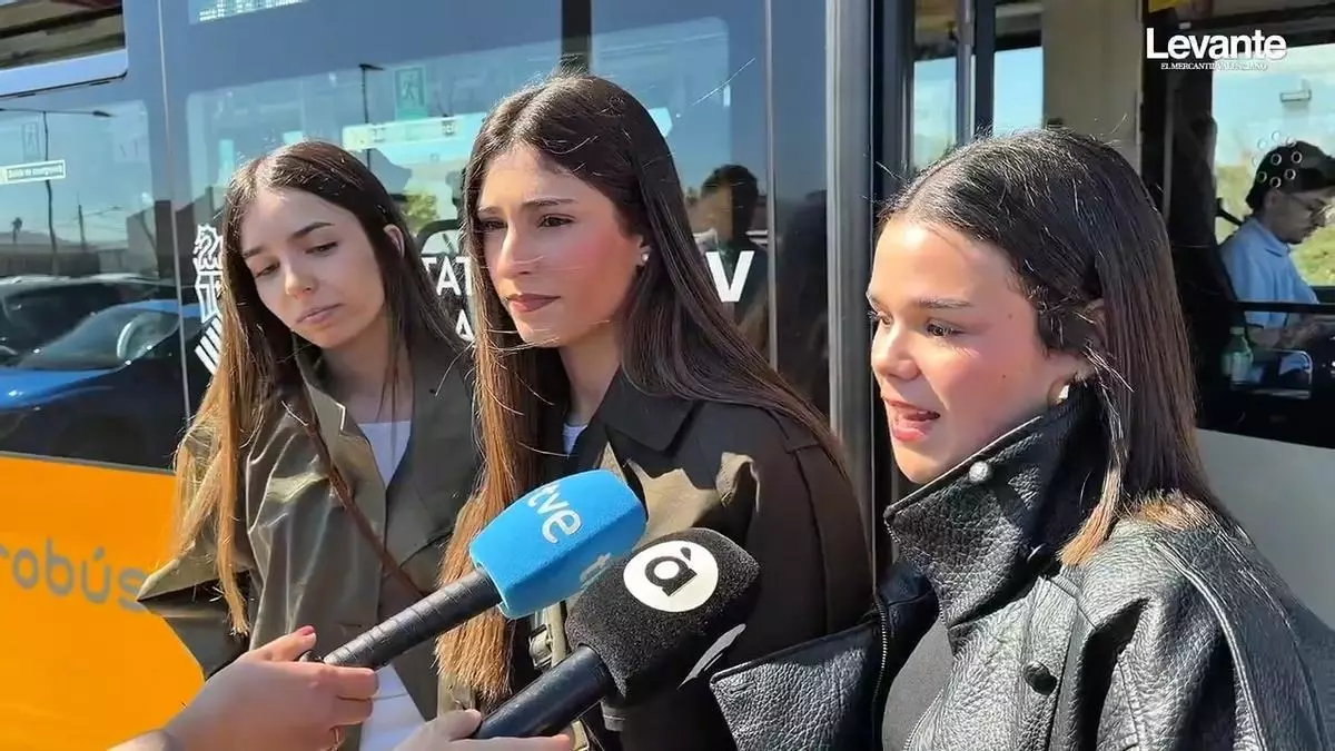 Pocos, desinformados y más trabajadores que "mascleteros": así son los primeros usuarios apeados en la estación de Albal