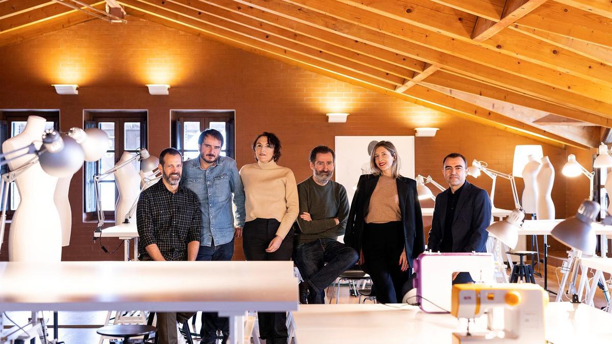 Equipo responsable de &#039;Balenciaga&#039; en el museo dedicado al diseñador.