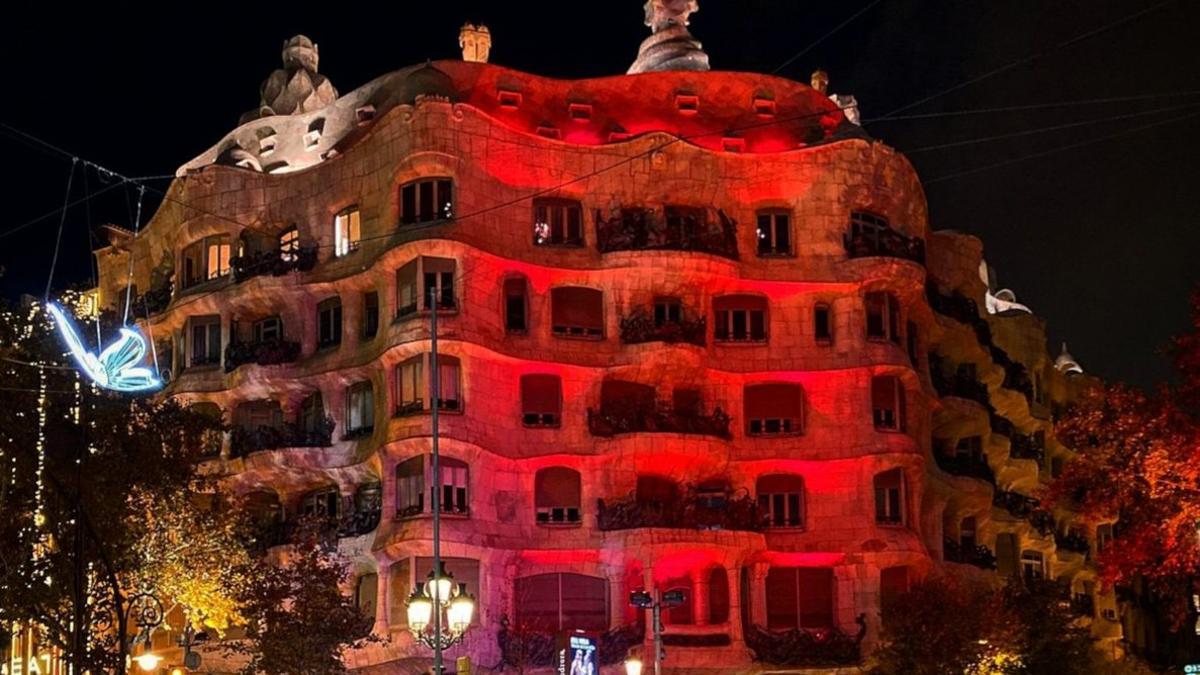 La fachada de la Pedrera teñida de rojo.