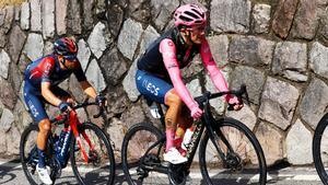 Carapaz, escoltado por Richie Porte, durante la etapa de hoy