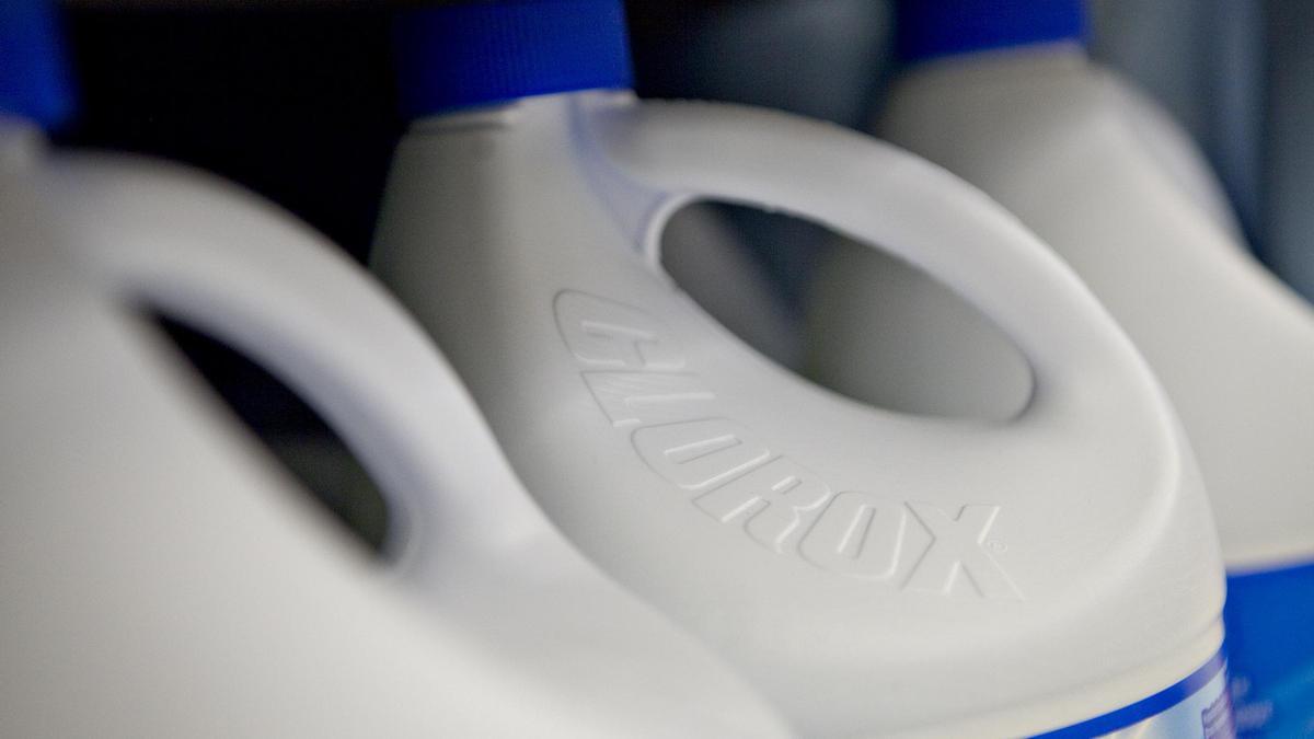 Nunca se debe mezclar lejía con amoniaco u otros productos de limpieza, como salfumán u oxígeno activo.