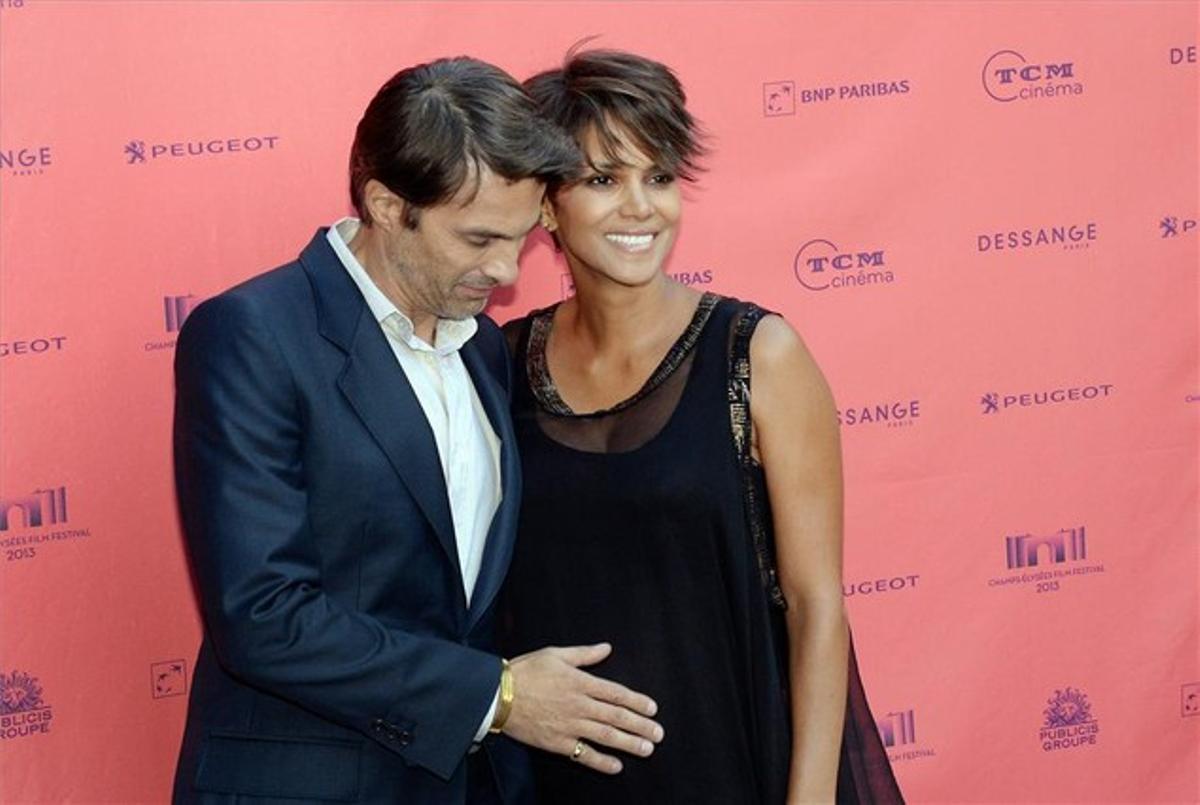 Halle Berry i Olivier Martinez, en una imatge del 13 de juny passat en què s’aprecia l’embaràs de l’actriu. Halle Berry i Olivier Martinez, en una imatge del 13 de juny passat en què s’aprecia l’embaràs de l’actriu.