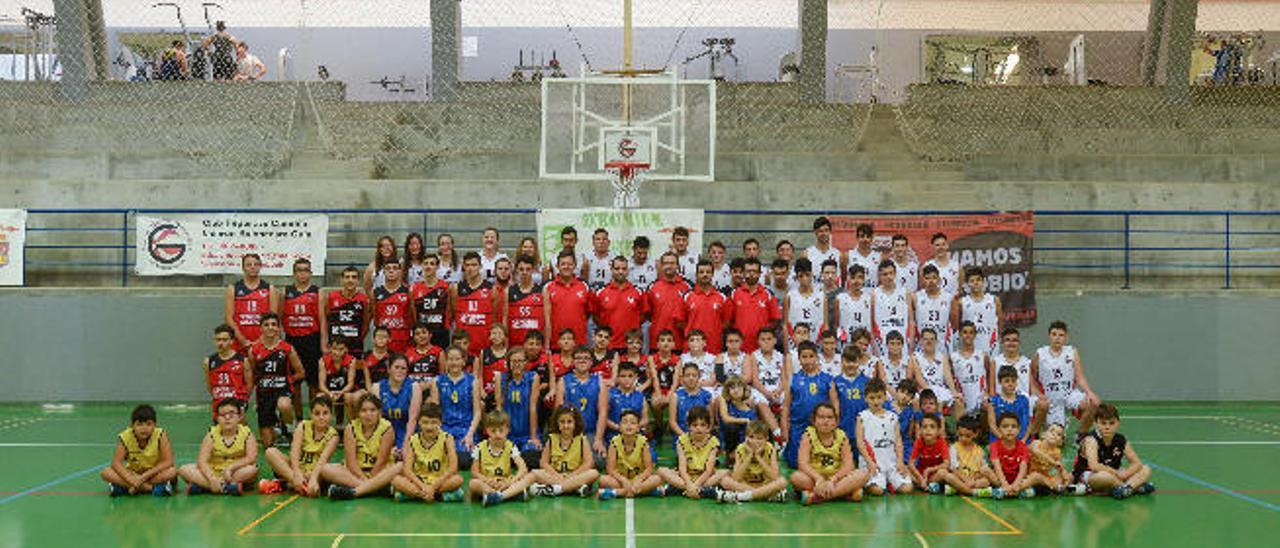 Foto de familia del Cenobio Valerón Baloncesto Guía en el pabellón Beatriz Mendoza