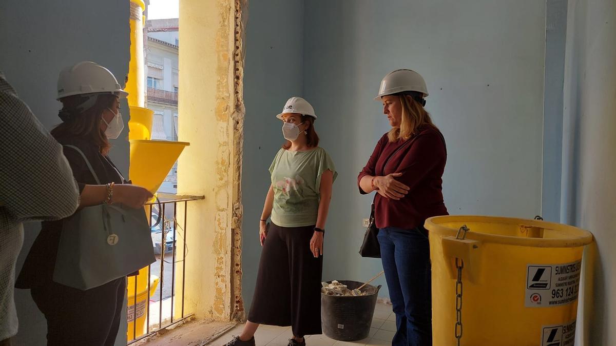 Visita de Isabel Lozano a las obras del edificio.