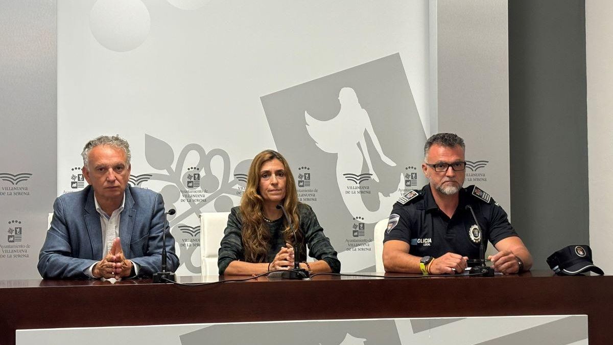 El delegado del Gobierno, la alcaldesa de Villanueva de la Serena y el jefe de la Policía Local en la rueda de prensa de este miércoles.