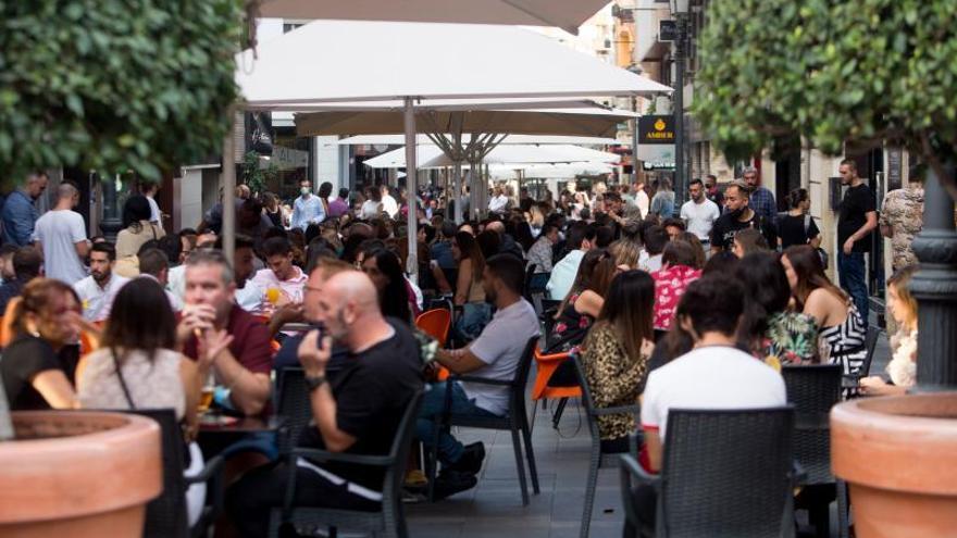 La gente se lanza a la calle en el primer fin de semana en el que la hostelería y el ocio cuentan con unas restricciones mucho más suaves de las establecidas hasta el momento.