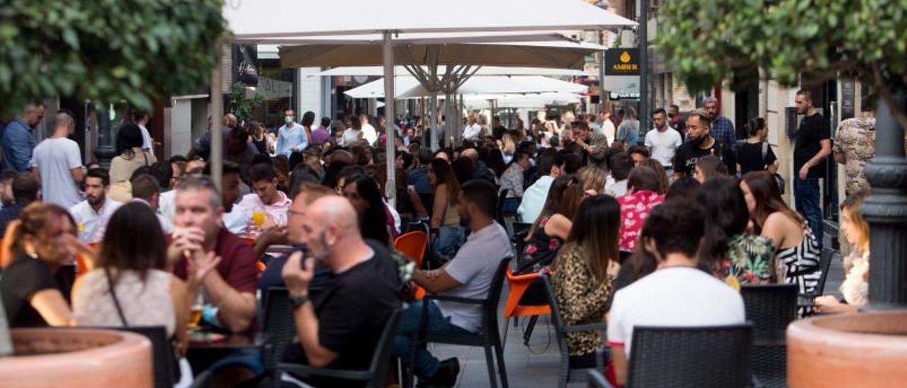 La gente se lanza a la calle en el primer fin de semana en el que la hostelería y el ocio cuentan con unas restricciones mucho más suaves de las establecidas hasta el momento. | JOSE NAVARRO