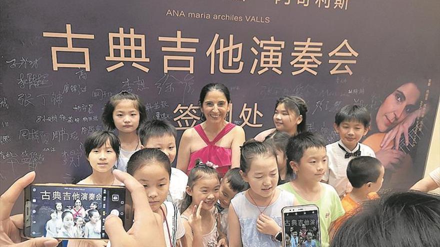 La guitarra ‘almassorina’ suena con éxito en un concierto en China