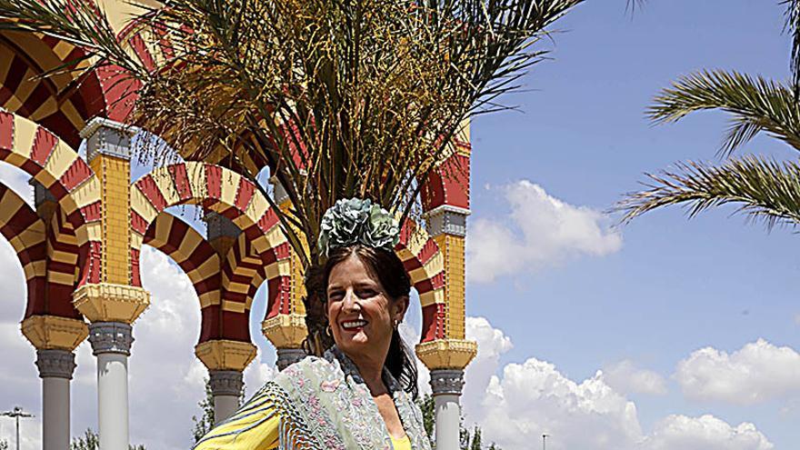 Trajes de gitana en El Arenal el jueves de Feria