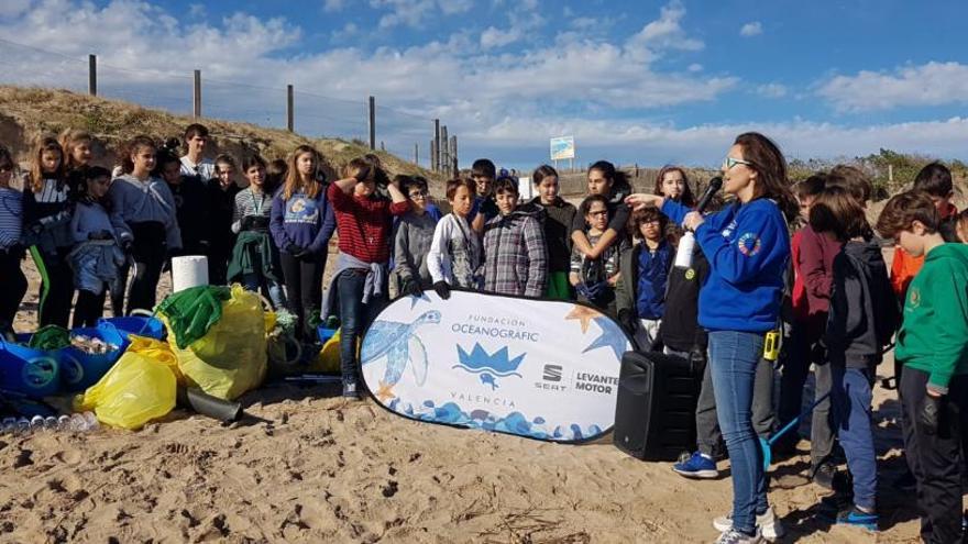 Escolares del Liceo Francés hacen la primera limpieza de playa tras el temporal