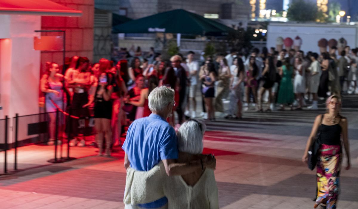 Barcelona. 01.08.2024. Barcelona. Ambiente en la zona de restaurantes y bares de la zona de ocio nocturno alrededor del hotel Arts en el paseo marítimo de Barcelona . Fotografía de Jordi Cotrina