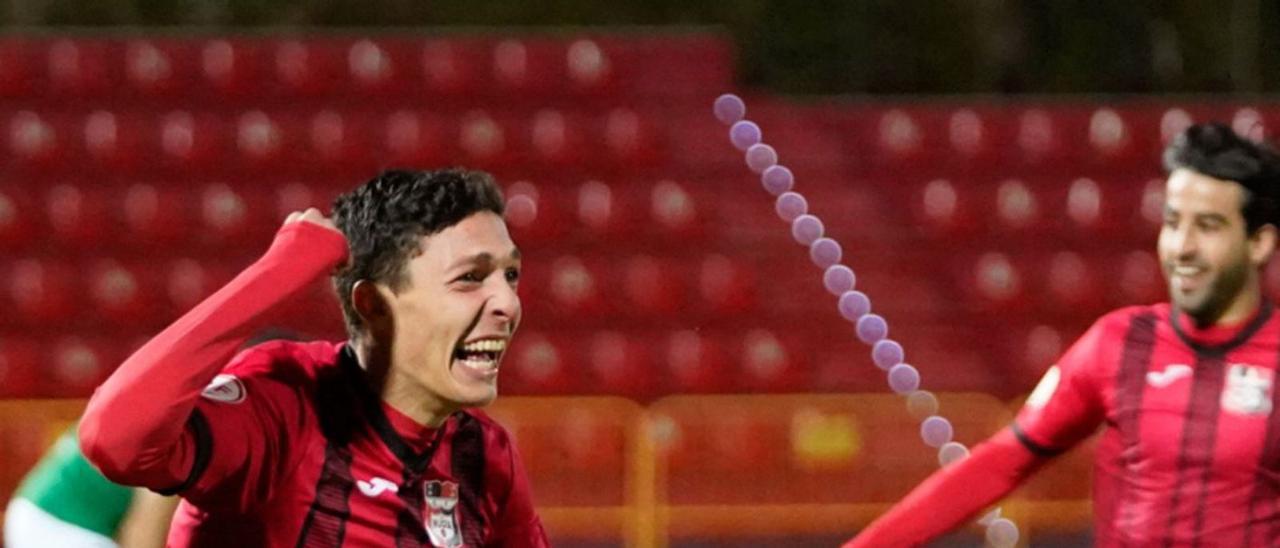 Borja celebra emocionado el primer gol de La Nucía. | BORJA GÓMEZ (CF LA NUCÍA)