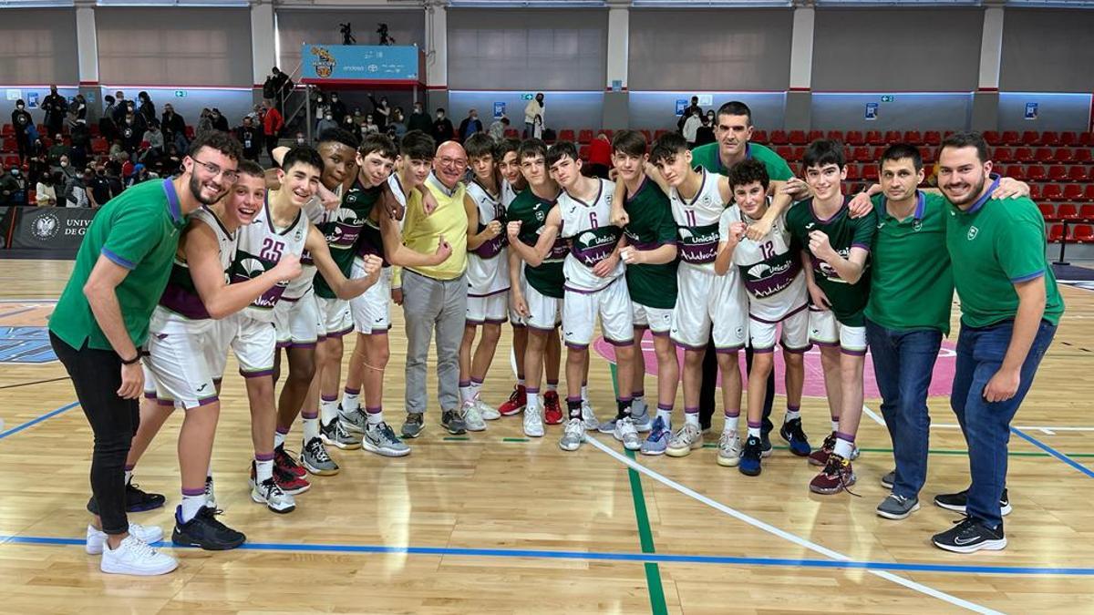 Los jóvenes de Unicaja, junto al staff y el presidente López Nieto