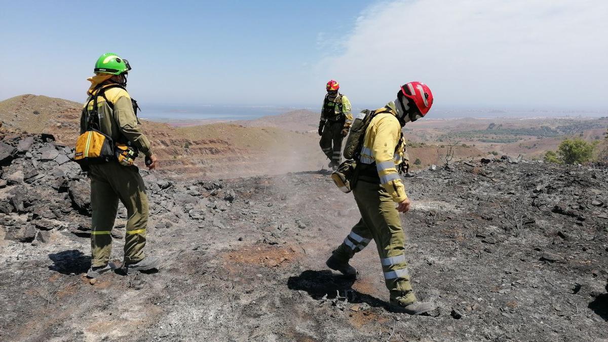 Bomberos intervienen en las labores de extinción