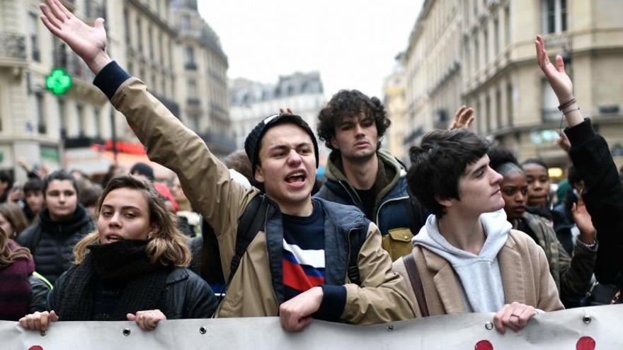 Varios estudiantes protestan en Francia.