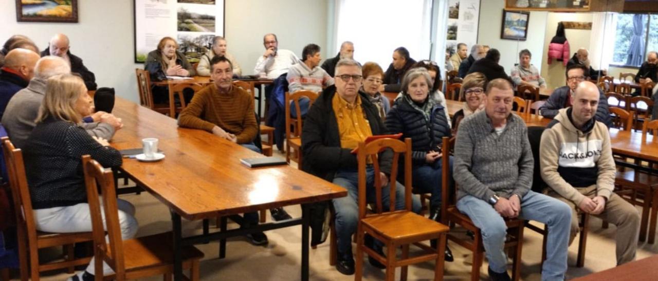 La reunión de los líderes vecinales convocada de urgencia ayer, en la sede de la Federación «Les Caseríes», en la parroquia de Leorio.