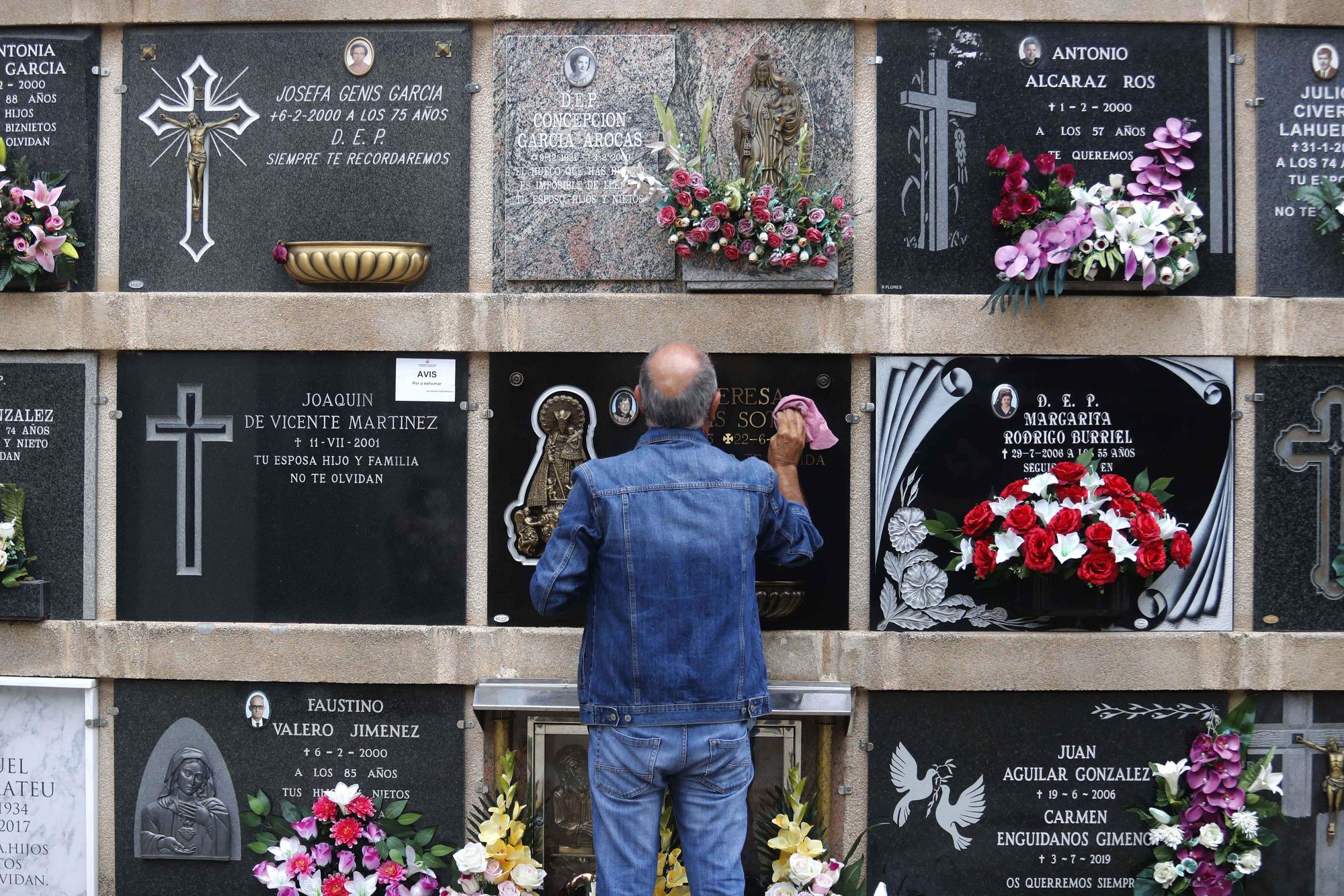 Masiva presencia en los cementerios en vísperas de Todos los Santos
