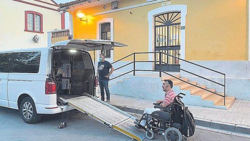 El afectado subiendo en su taxi adaptado al día siguiente de ser abandonado en la estación de l&#039;Eliana.