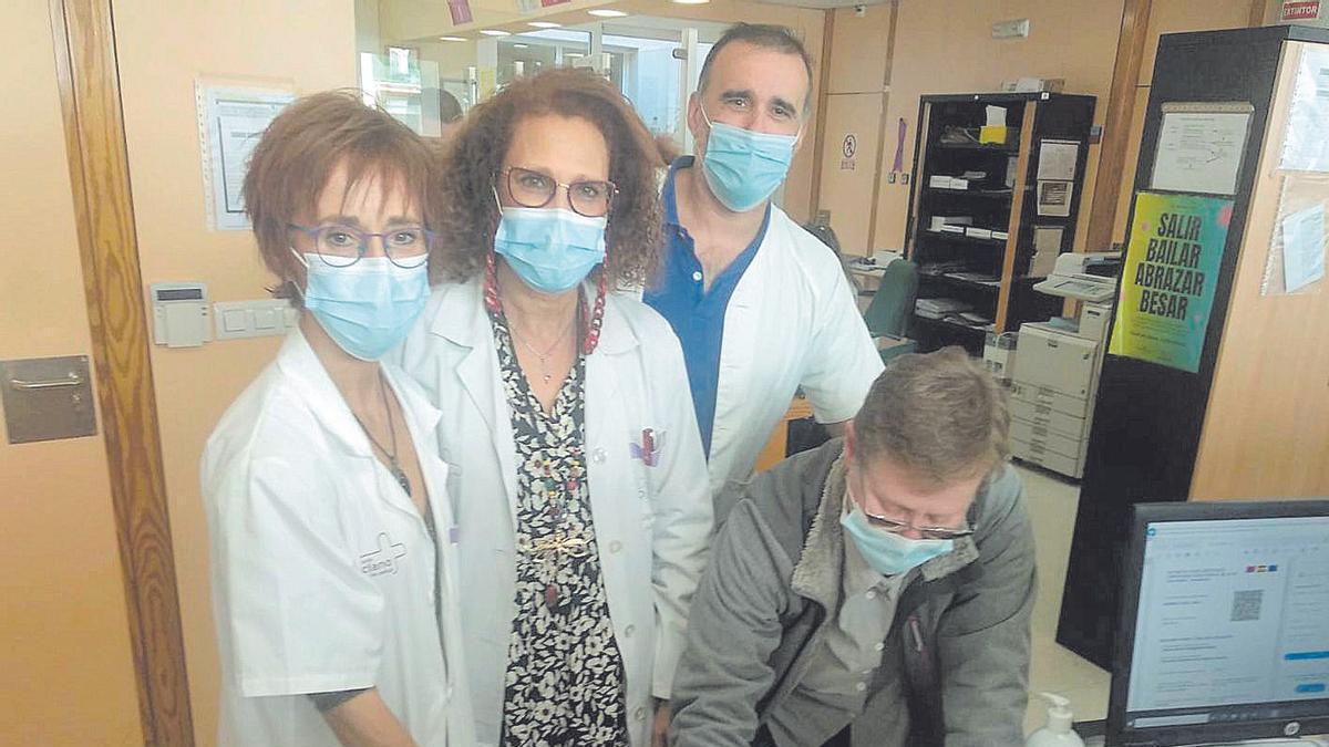 Profesionales recogiendo firmas ayer en el centro de salud Jesús Marín de Molina