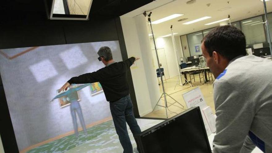 Un profesor de la Universidad de Alicante graba material docente en las instalaciones de la fragUA con el apoyo de un técnico.