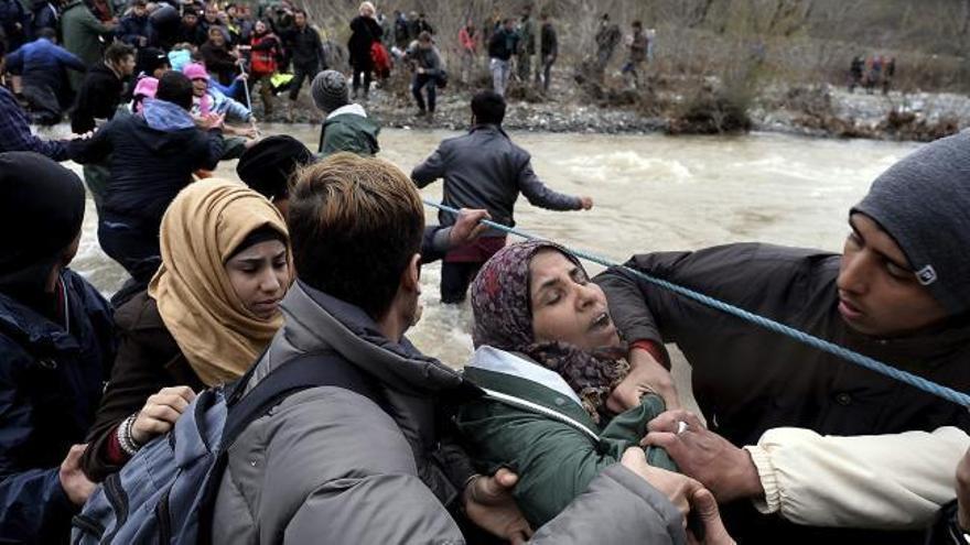 Cientos de inmigrantes abandonan el campamento de Idomeni buscando una solución