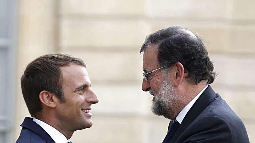 Emmanuel Macron recibe a Mariano Rajoy en el Elíseo. // Reuters