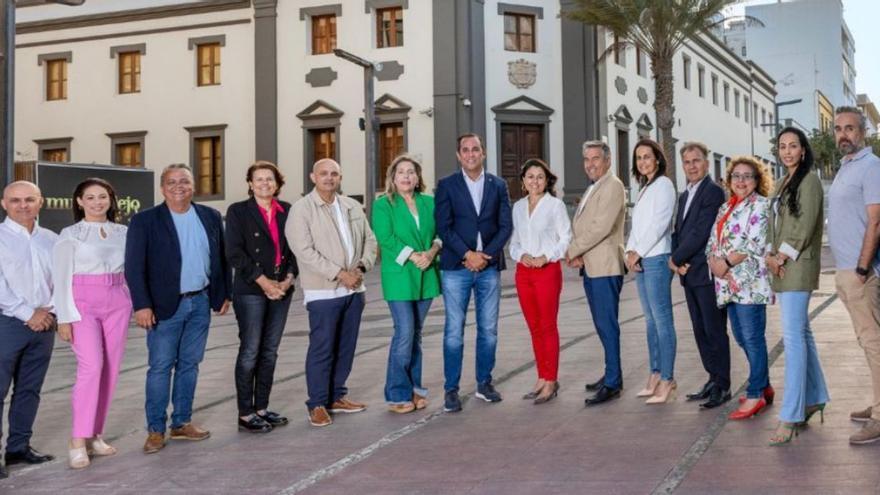 En el centro, Blas Acosta, candidato del PSOE a la presidencia del Cabildo de Fuerteventura, junto al resto de su candidatura. | | LP/DLP