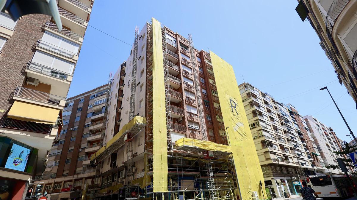 Un edificio de la céntrica Avenida Constitución de Murcia con su fachada llena de andamios y lonas de obras, esta semana.