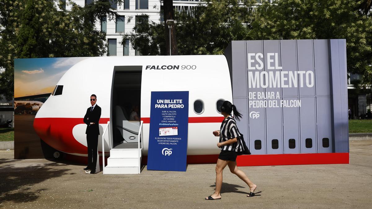 El PP coloca una maqueta del Falcon en la plaza de Colón como parte de su campaña