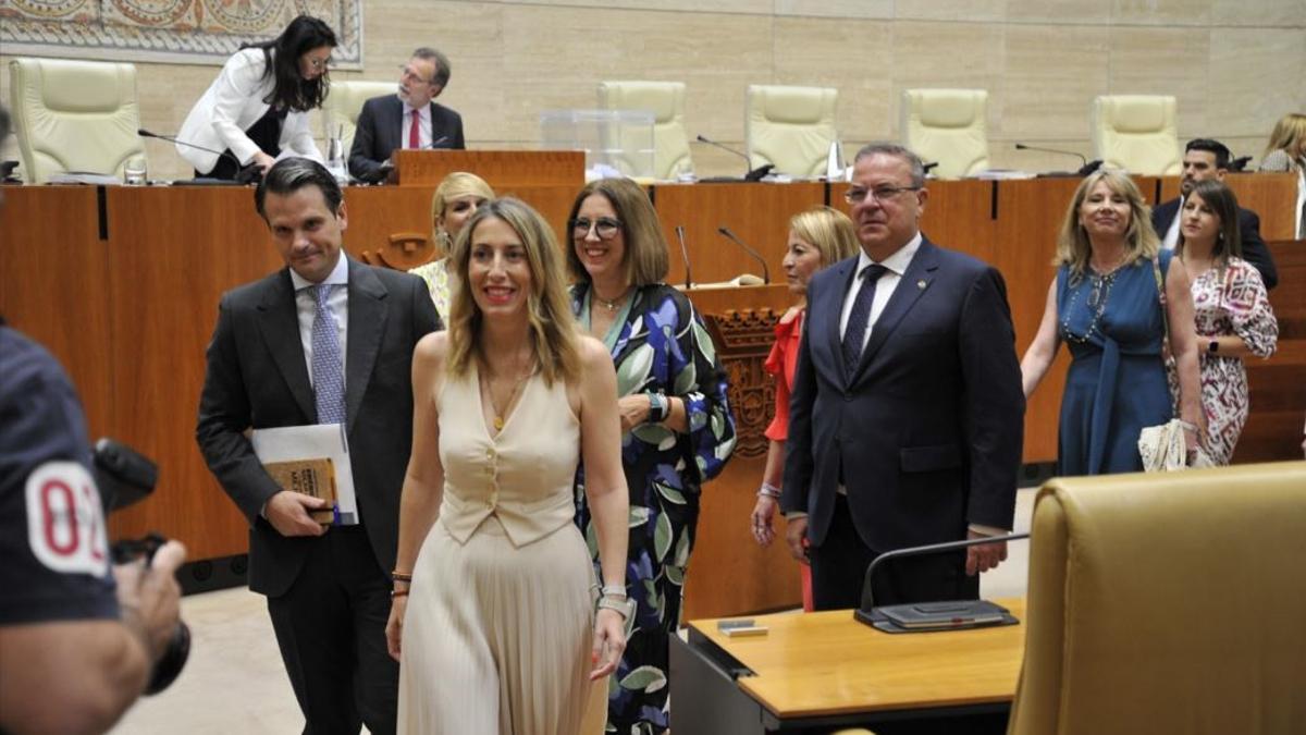La presidenta del PP, María Guardiola, a su llegada al pleno de la Asamblea