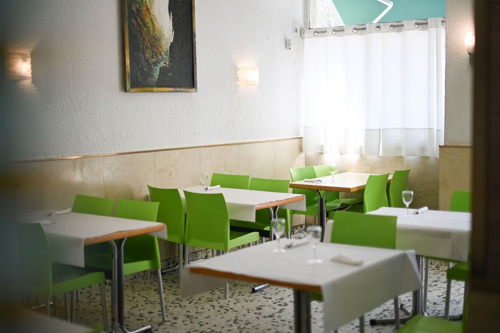 En imágenes | Jauja, el bar de Casablanca con bocadillos gigantes y más de 50 años de historia