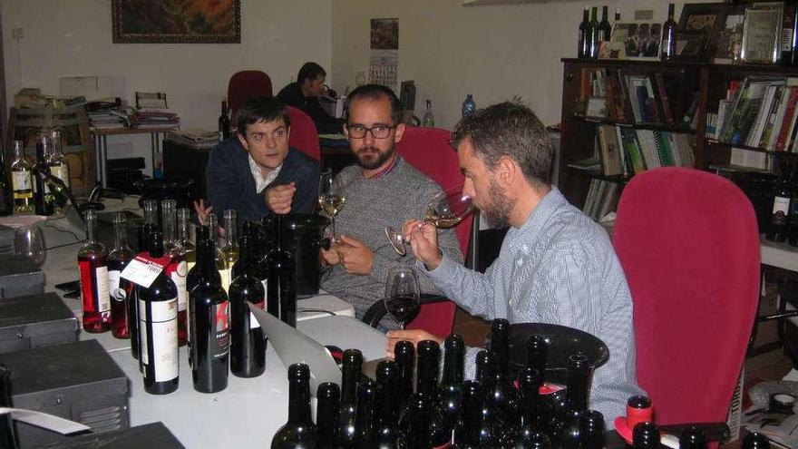Catadores de la Guía Peñín, durante la evaluación de los vinos elaborados en la DO Toro.