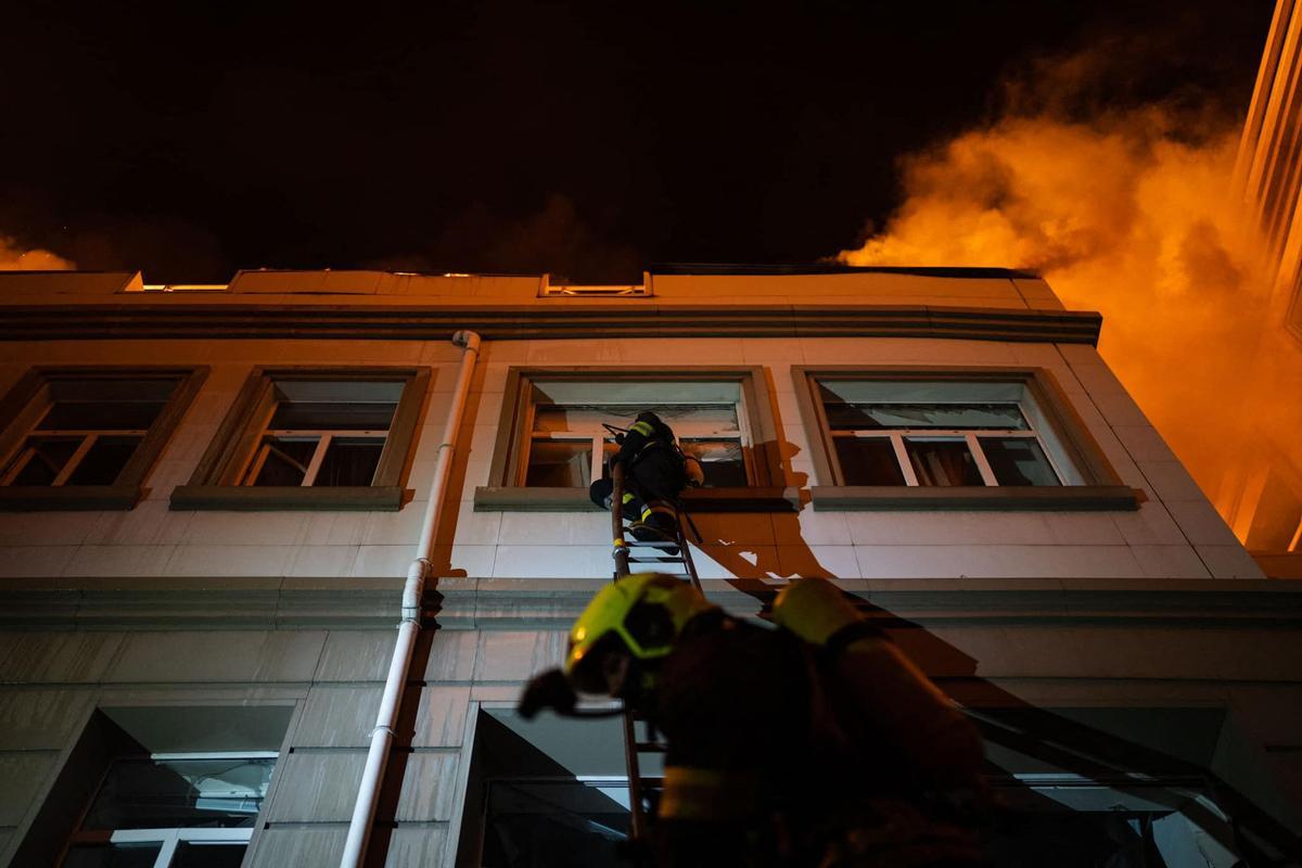 Incendio en un edificio administrativo en Odesa como resultado de un ataque con misiles.