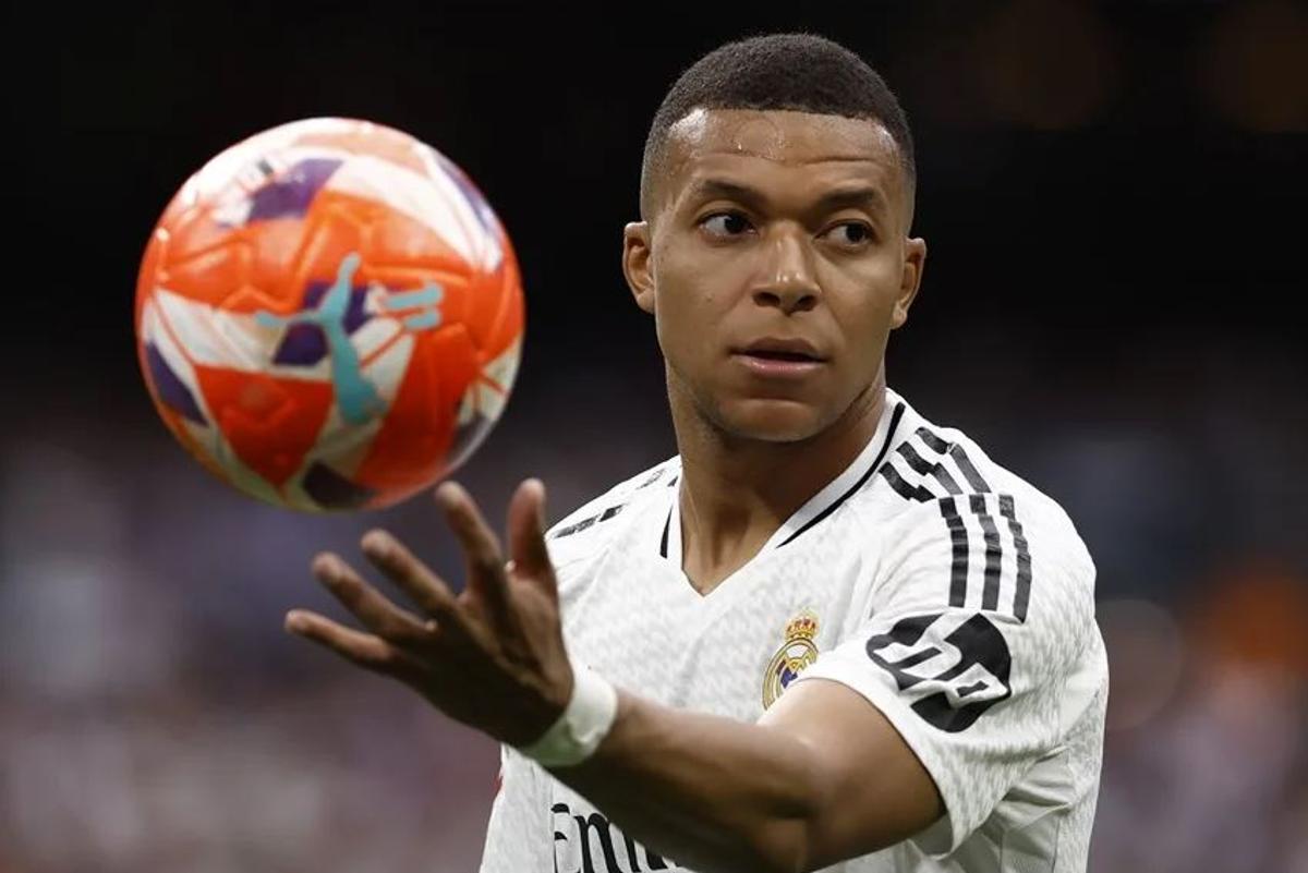 Kylian Mbappé con la camiseta del Madrid