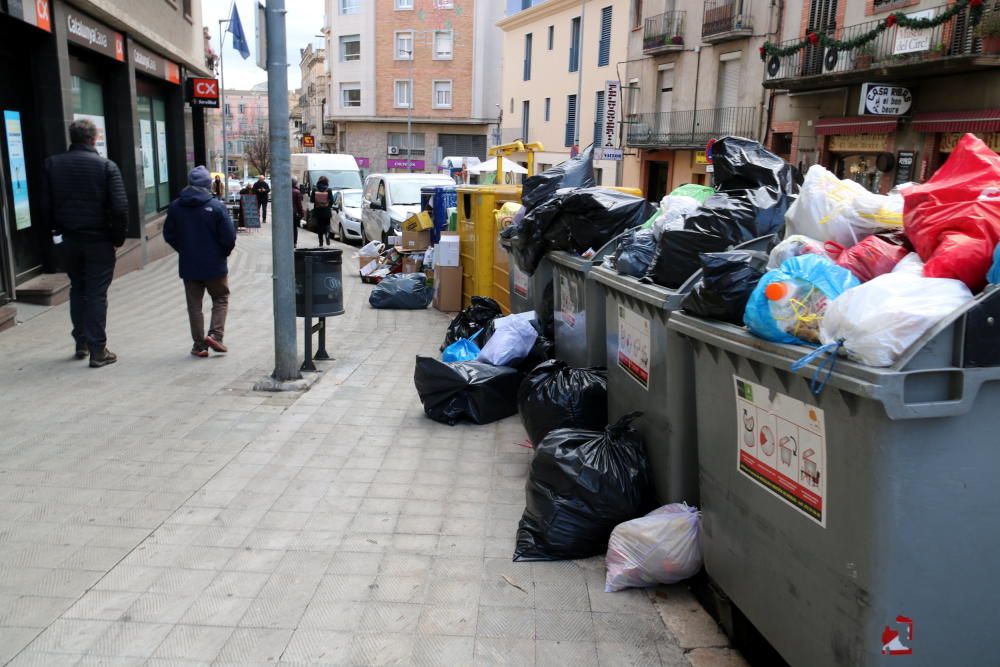 Les escombraries es comencen a acumular a Figueres