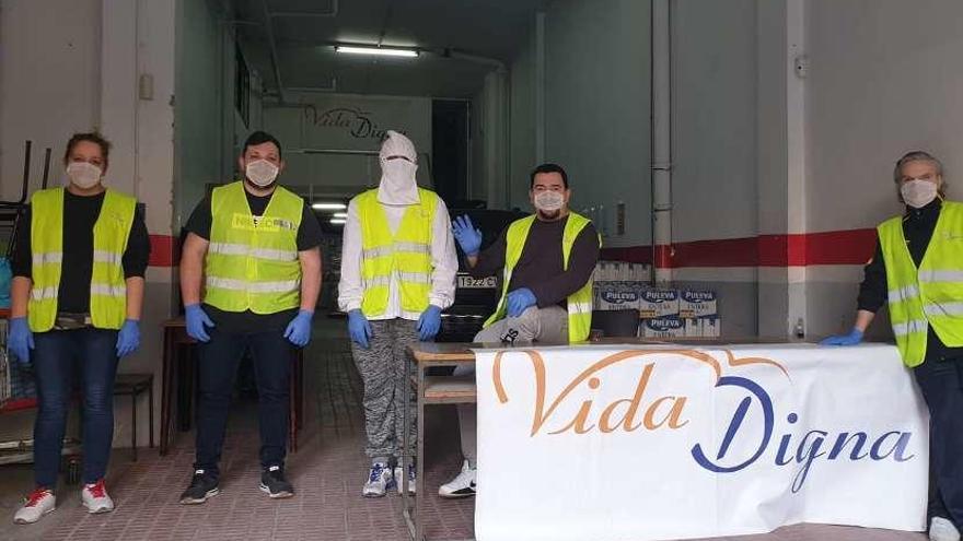 Voluntarios de la ONG Vida Digna, en uno de sus últimos repartos. // FdV