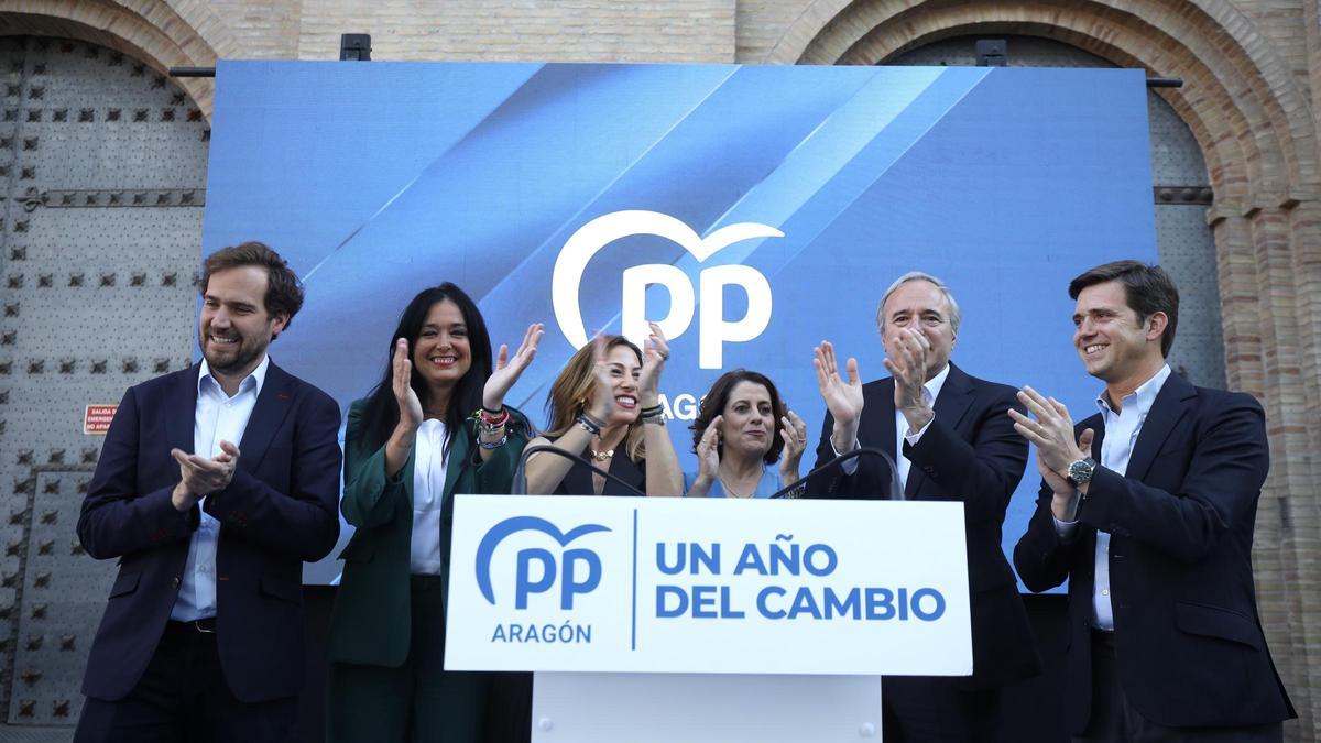 Giménez Larraz, Orduna, Chueca, Buz, Azcón y Ledesma durante el acto en Zaragoza.