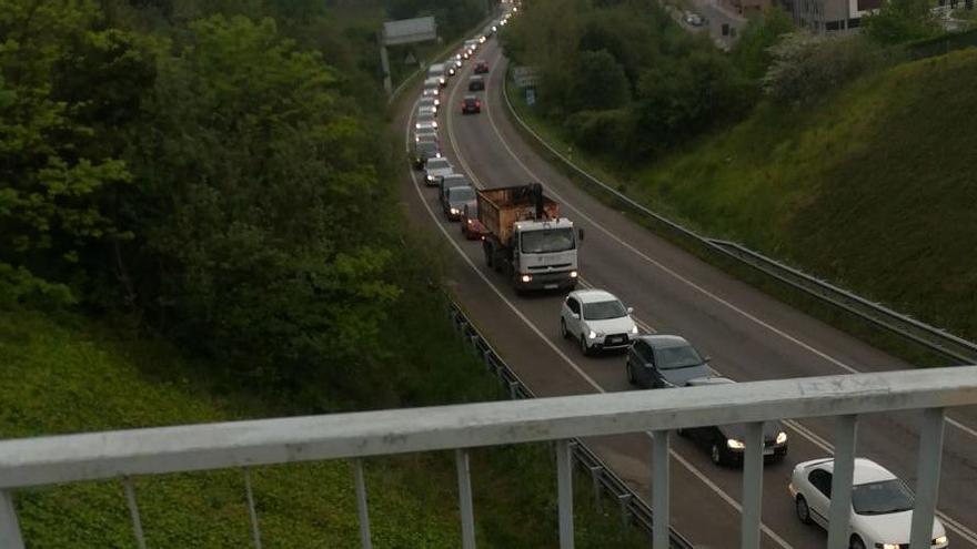 El atasco en Avilés que motivó la queja del ciudadano.