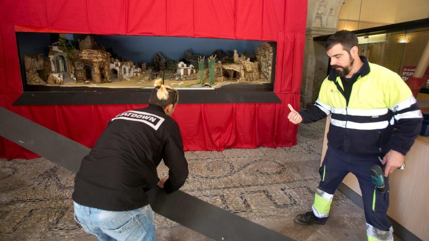 Montaje del belén municipal en el zaguán del Ayuntamiento de Alicante