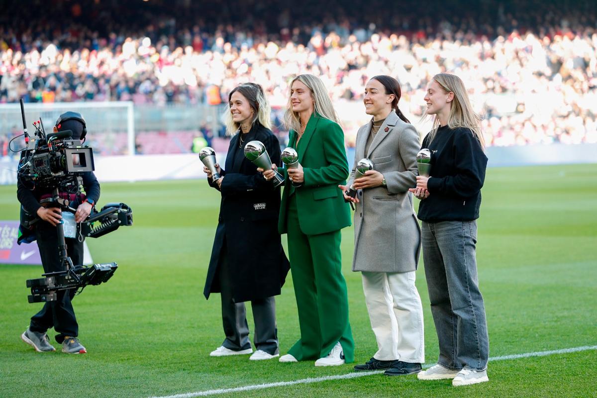 Alexia Putellas, María León, Lucy Bronze y Keira Walsh compartieron los premios FIFPro y el The Best con la afición presente en el Camp Nou