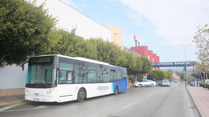 Imagen de un autobús en la estación de autobuses de Marbella.